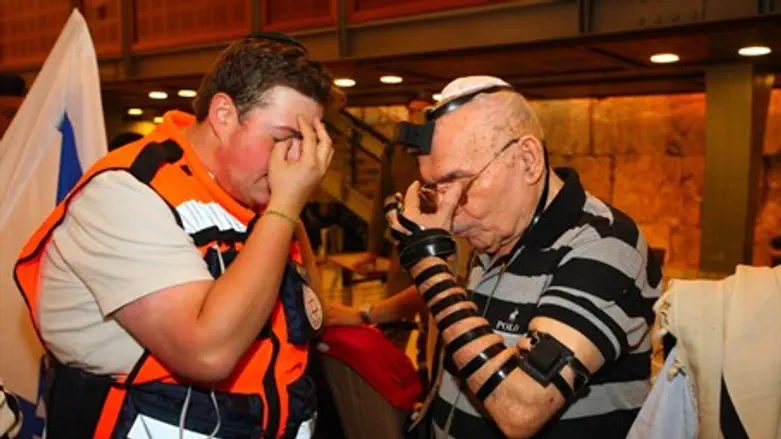 Bar mitzvah for holocaust survivors at Kotel