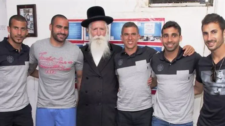 שחקני חיפה עם הרב גרוסמן