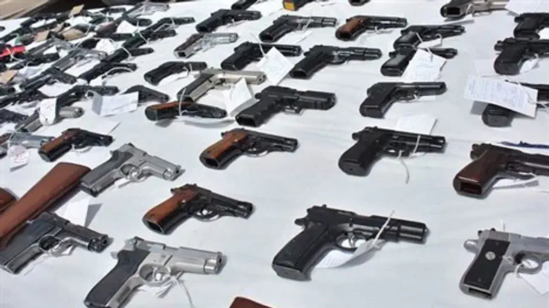 חלק מכלי הנשק שנתפסו במבצע