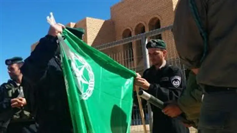 לוחמי מג"ב בכניסה לישיבה