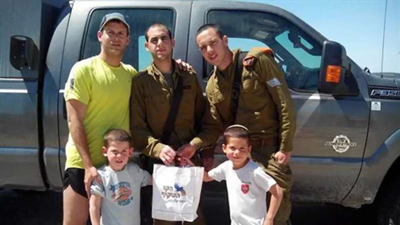 מחלקים ומחבקים