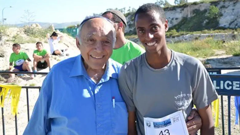 משה זר לצד אחד מהחיילים הזוכים