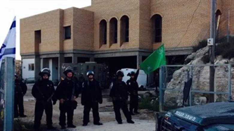 Police force takes over yeshiva.