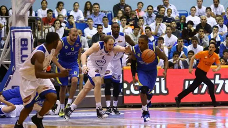 הרצליה ואשדוד בקרב צמוד