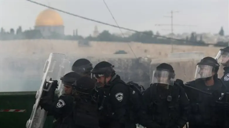 Police face Arab rioters in Jerusalem (file)