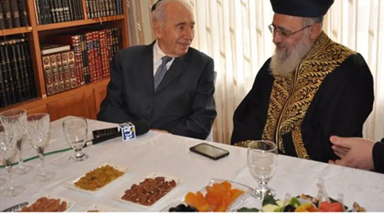 Peres speaking with Rabbi Yoseph