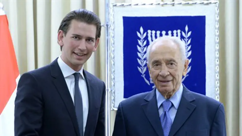 פרס עם השר האוסטרי