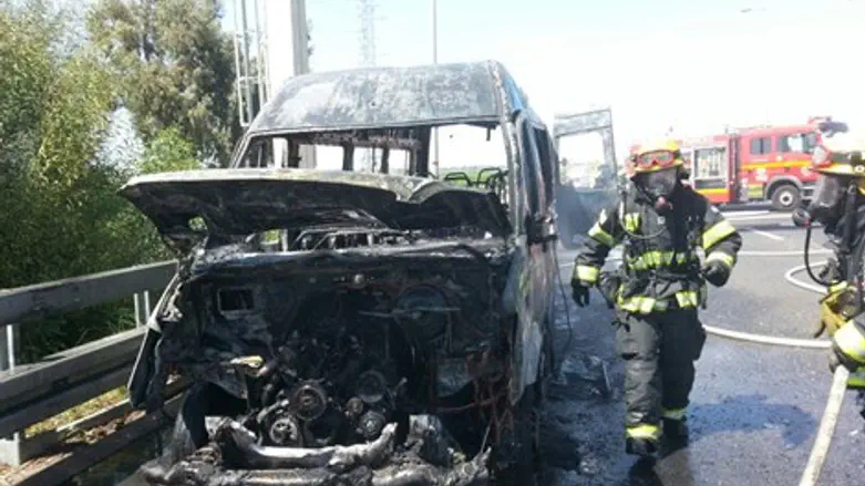 הכבאים והטנדר שעלה באש