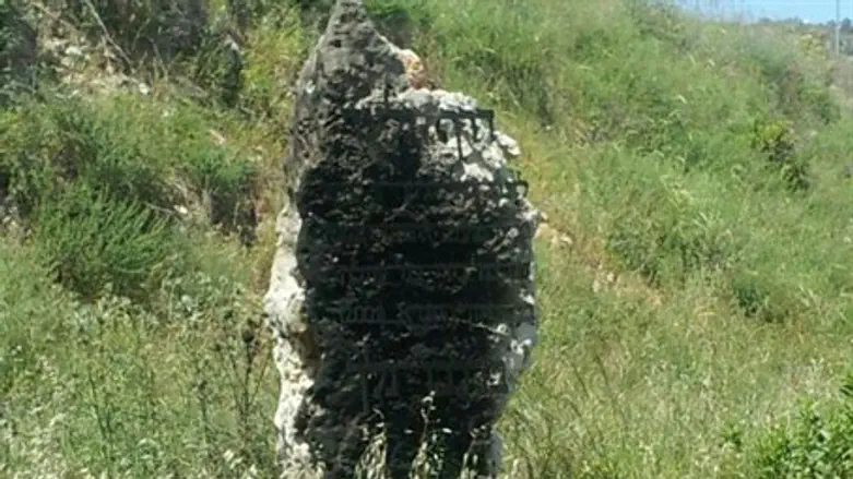 Оскверненный памятник Гиладу Зару (הי"ד)