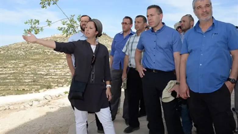 השר ארדן מסייר בבנימין 