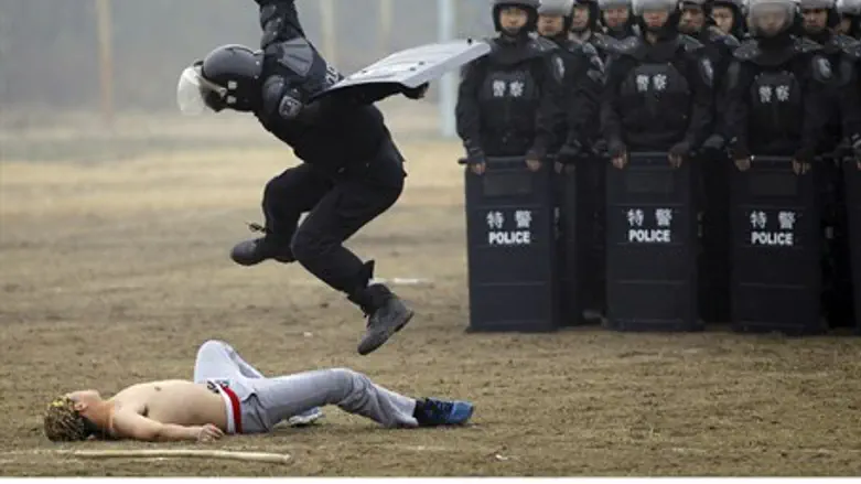 Brutality? Riot control drill (illustration)