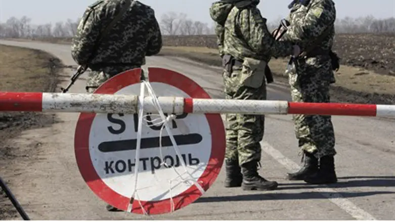 Ukraine closes border with Russia