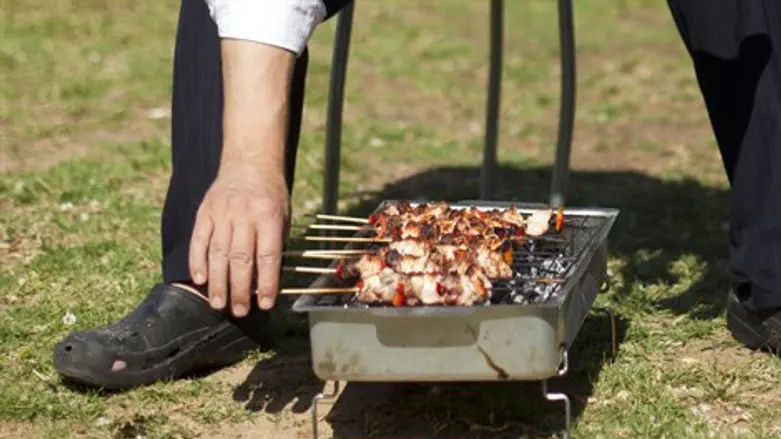 מנגל ליד האנדרטה