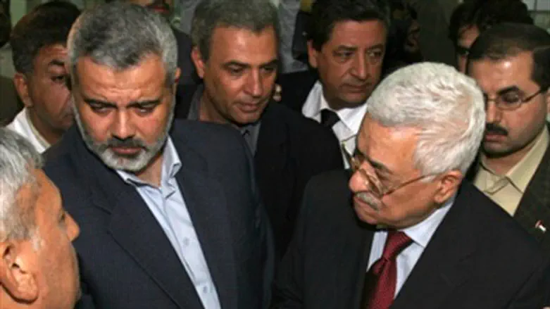 יודעים מתי להתחבר. אבו מאזן וחבר