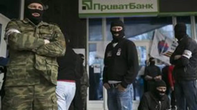 Пророссийские боевики возле Приватбанка