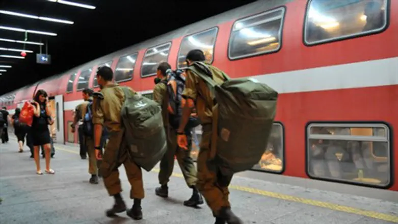 חיילים בדרך לרכבת