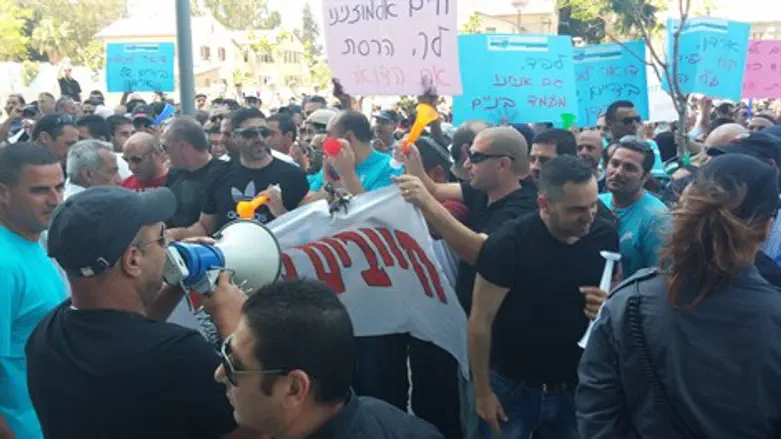 עובדי הדואר מפגינים