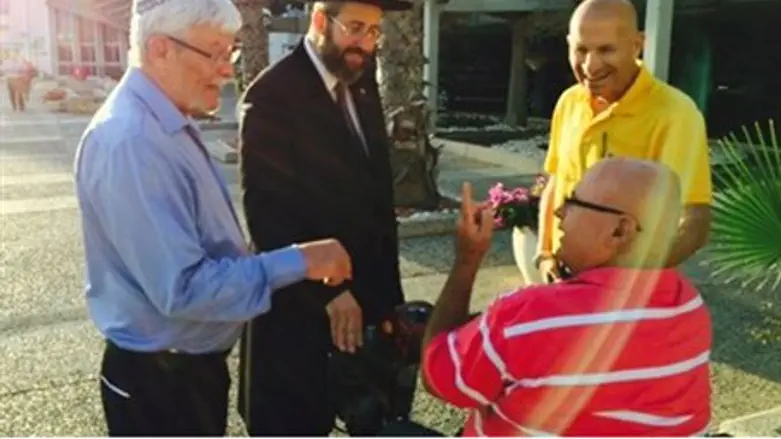 Rabbi David Lau at the wounded veterans cente