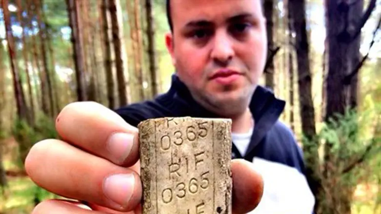 ג'וני דניאלס ומצבה שהושמדה