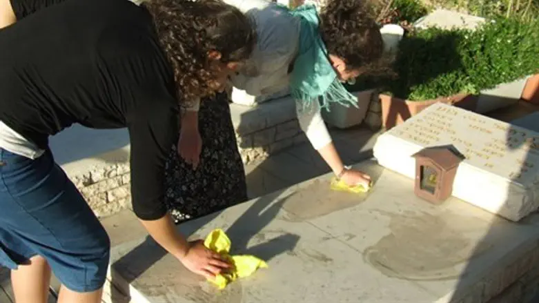 מנקים את הקברים