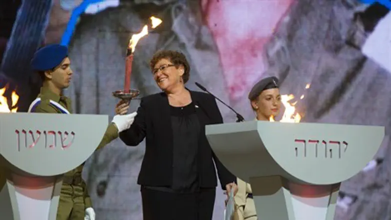 מרים פרץ מדליקה משואה