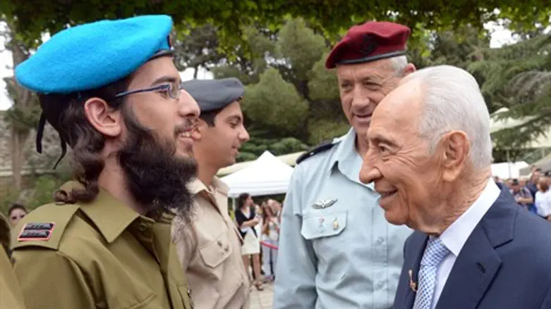 הנשיא סוקר את שורות החיילים