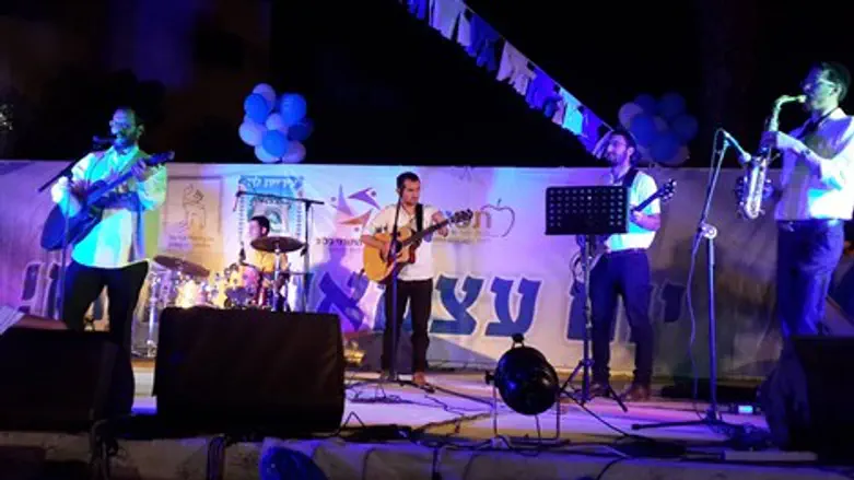 אהרן רזאל מופיע בבמת יום העצמאות