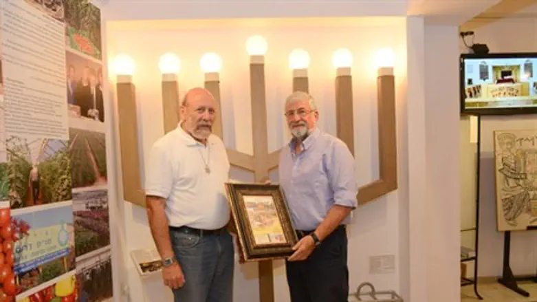 Amram Mitzna (right) with the head of the Gus