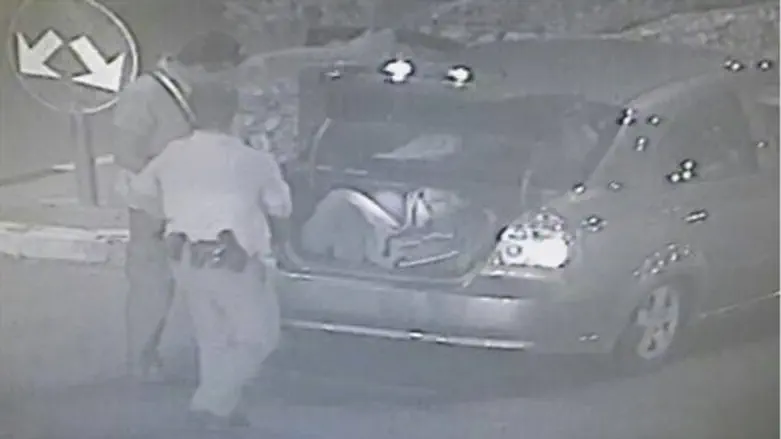 Discovery of Arabs in the trunk on security c