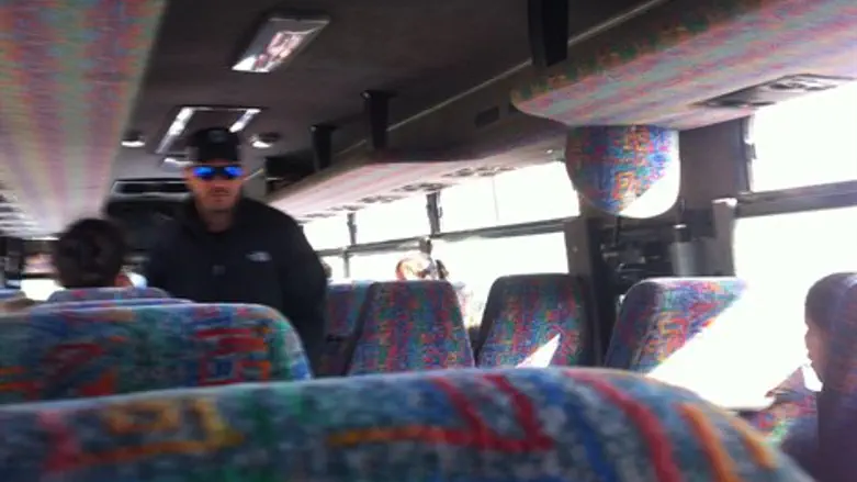 השוטר בהסעת התלמידות