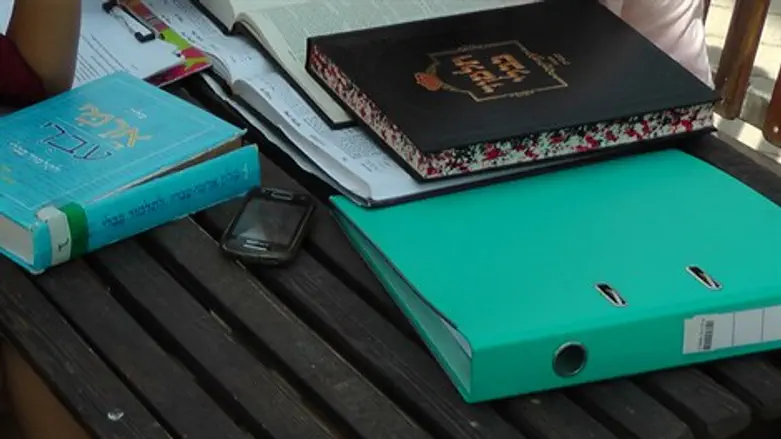 לומדות גמרא במדרשת לינדנבאום