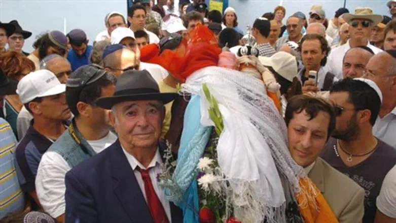 השנה בלעדיו. יוסף עברון ז"ל בתהלוכת ספר התורה