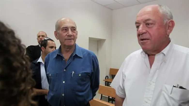 בר און מלווה את אולמרט בבית המשפט. ארכיון