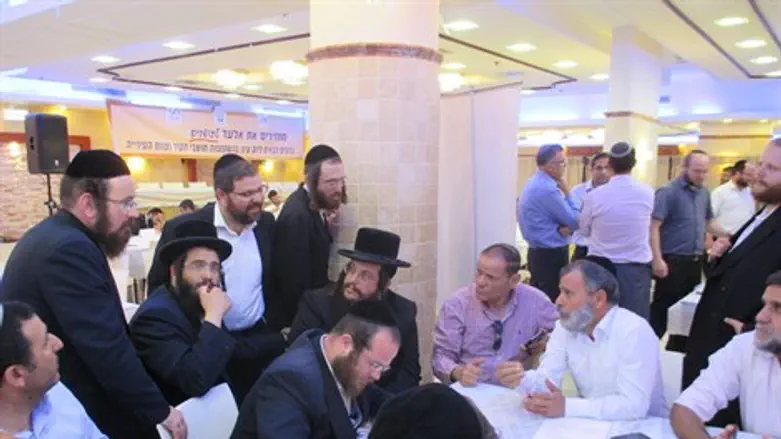 /שולחנות עגולים באלעד