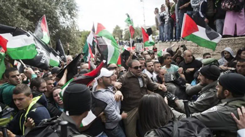 Arab rioters clash with IDF in Jerusalem