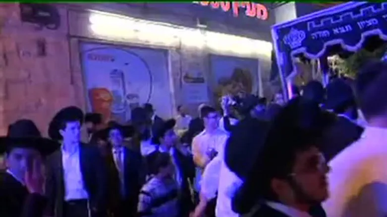 הכנסת ספר תורה לקבר שמעון הצדיק