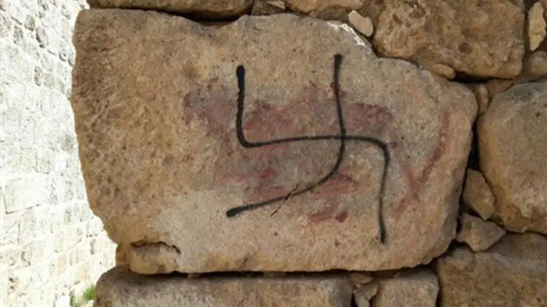 צלב קרס בבית הכנסת העתיק בסמוע