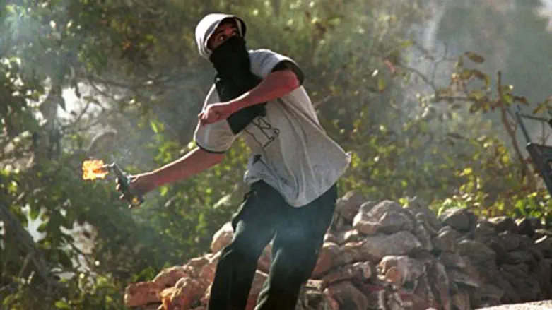 בקבוק תבערה ערבים טרור מחבלים