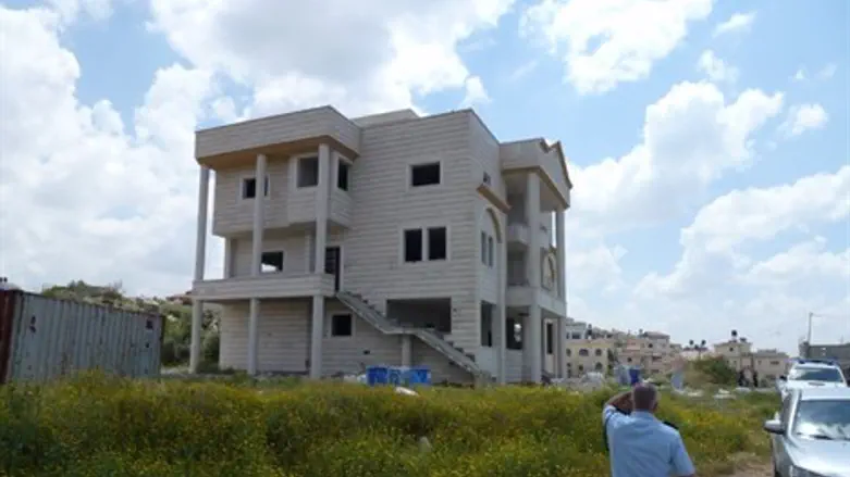 אחד הבתים הבלתי חוקיים