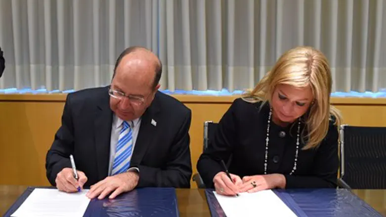 חותמים. יעלון והשרה ההולנדית