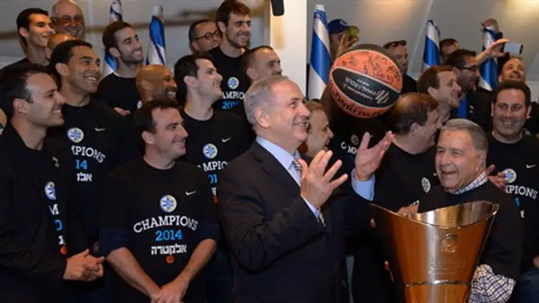 נתניהו עם אנשי מכבי ת"א בזכיה הקודמת. ישחזרו?