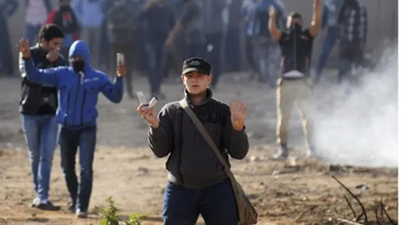 Al-Azhar students clash with riot police