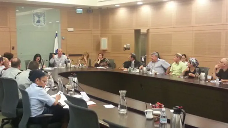 ישיבת הוועדה. היום