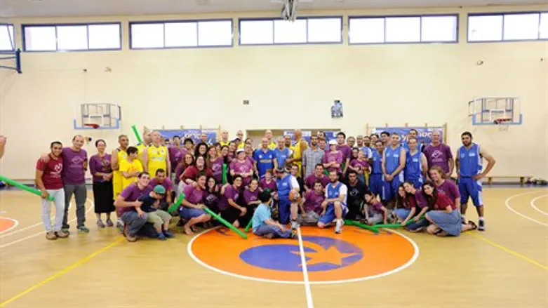 כוכבי מכבי ובנימין עם הילדים