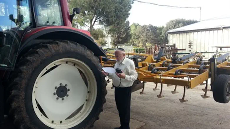 הרב רוזן בשדות קבוצת יבנה