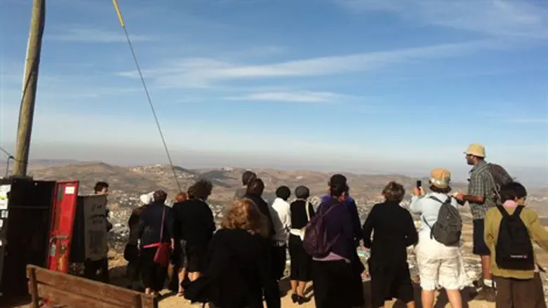 המורות בתצפית על קבר יוסף