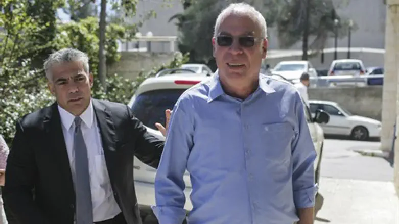 ויכוח סוער. לפיד ואריאל