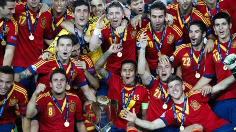 האם הספרדים יניפו שוב את הגביע?