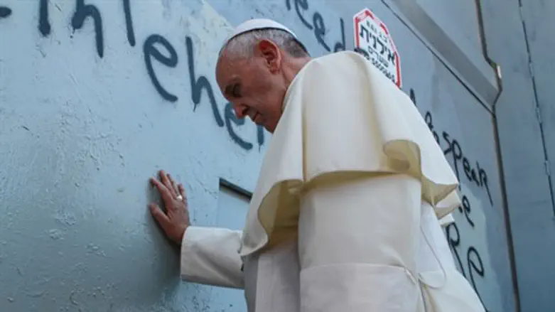 האפיפיור פרנציסקוס ליד גדר ההפרדה