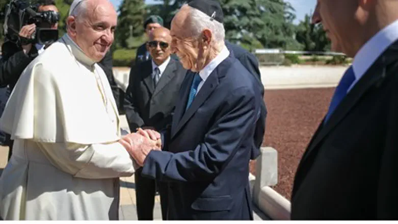 Peres greets Pope Francis as Netanyahu looks